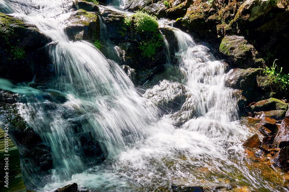 Obraz premium The waterfall in the canyon of Mount Phoenix