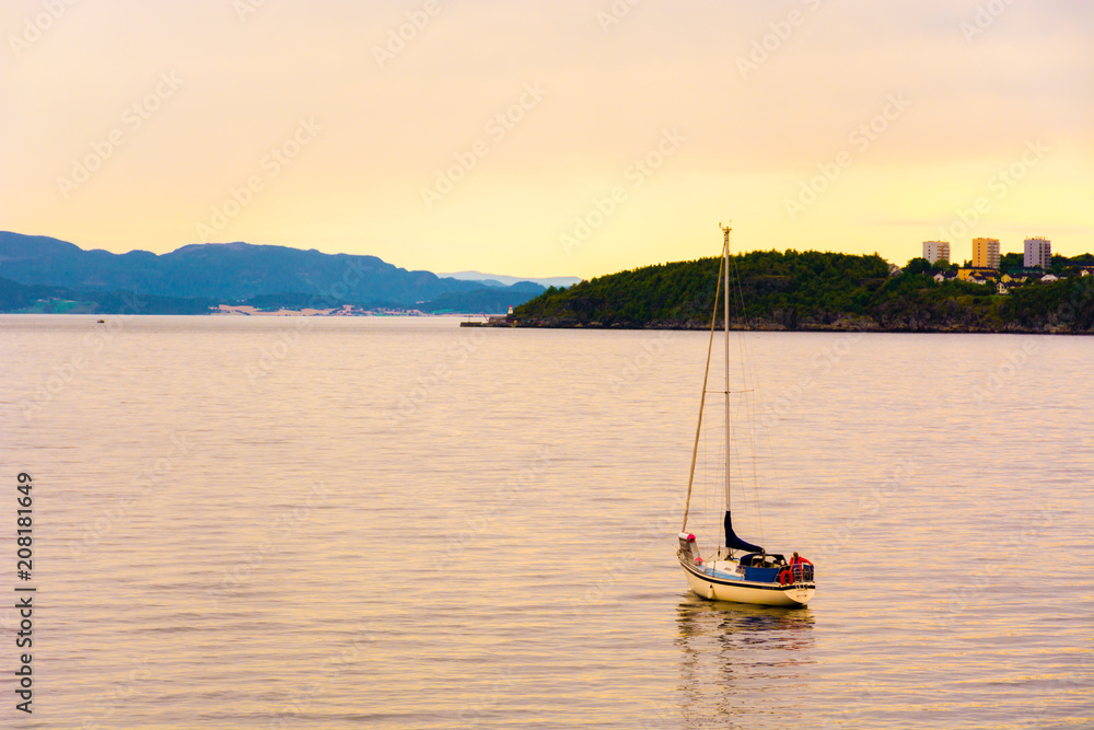 Fototapeta premium calm sailing