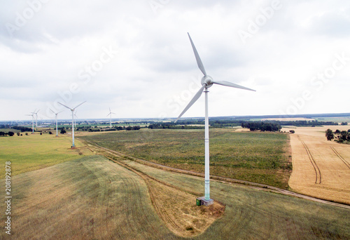 Windkraft / Luftbild einer Windkraftanlage