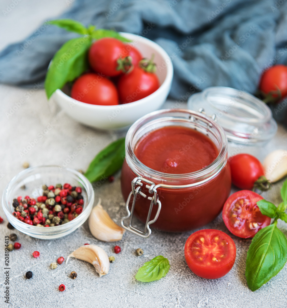 Tomato sauce in a jar