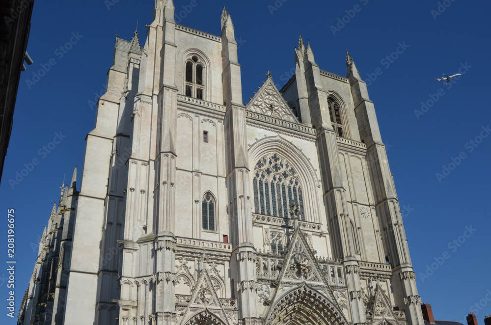 Avion survolant la cathédrale de Nantes