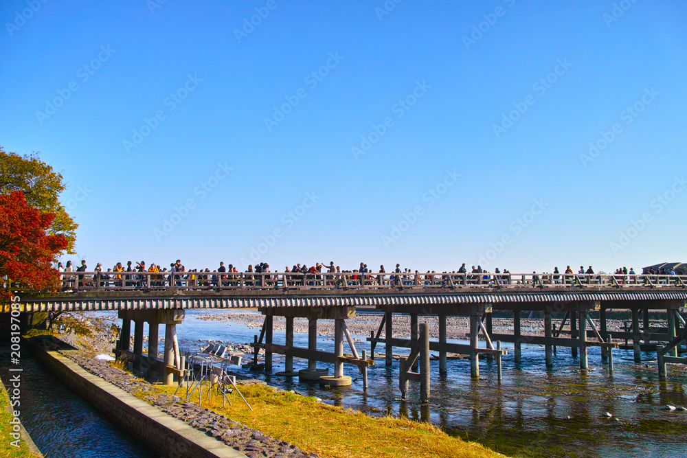 紅葉シーズンの渡月橋
紅葉シーズンの渡月橋