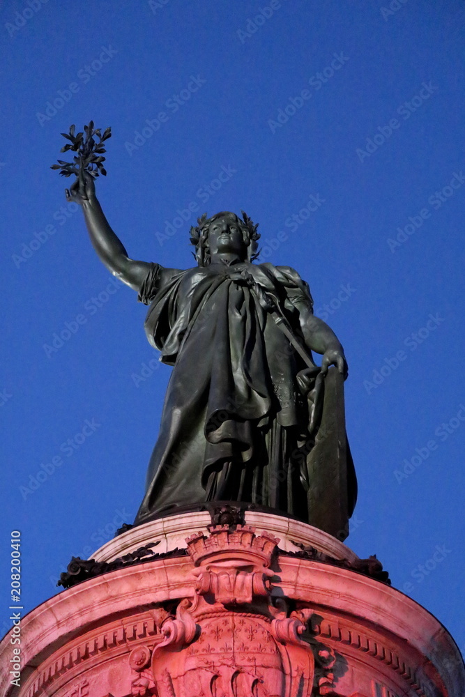 Statue de la République sur fond  de ciel bleu