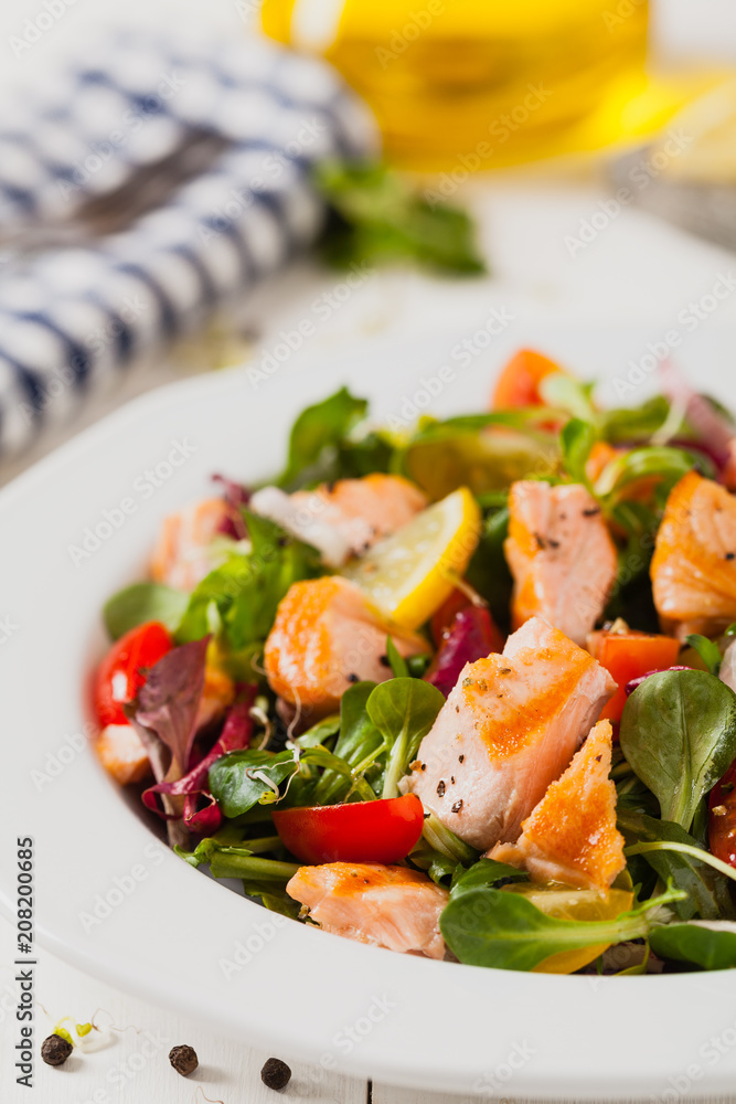 Delicious salad with pieces of grilled salmon.