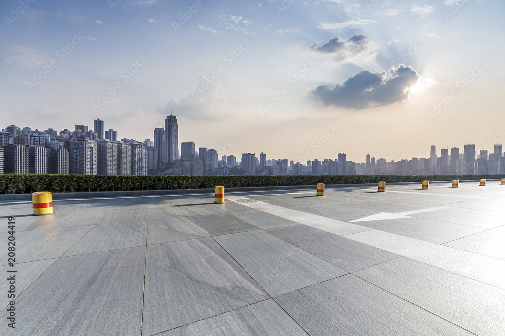 Obraz premium Panoramic skyline and buildings with empty concrete square floor