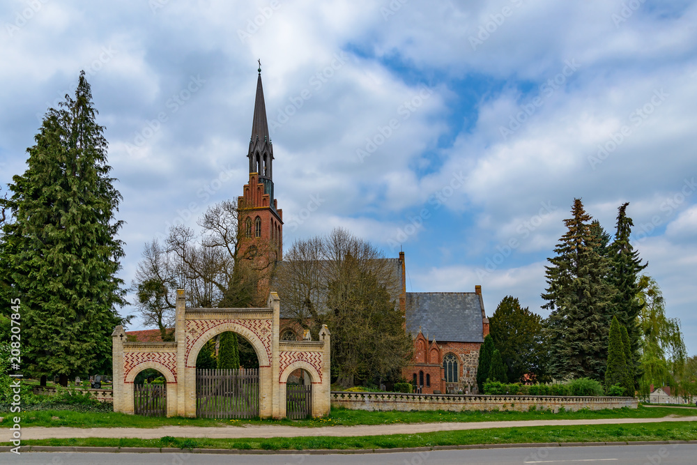 Der Kirchhof und die denkmalgeschützte Dorfkirche in Basedow werden von einer Ziermauer umfasst