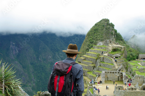 Touriste admirant le Machu Picchu