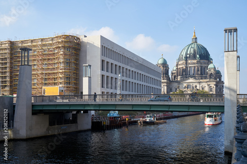 Baustelle Humboldtforum und Berliner Dom von der Spreeseite