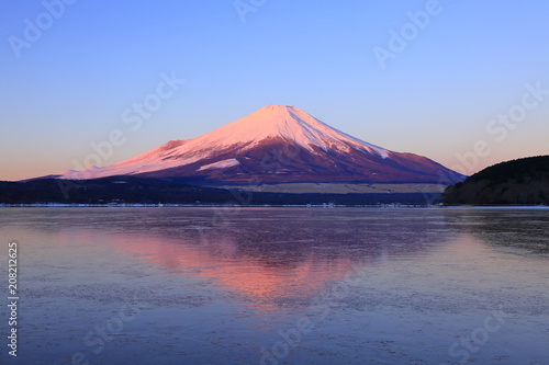 赤富士、山梨県山中湖にて