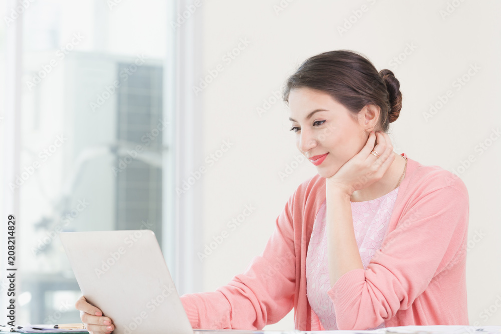 Obraz premium attractive businesswoman sitting working on laptop her small business from home
