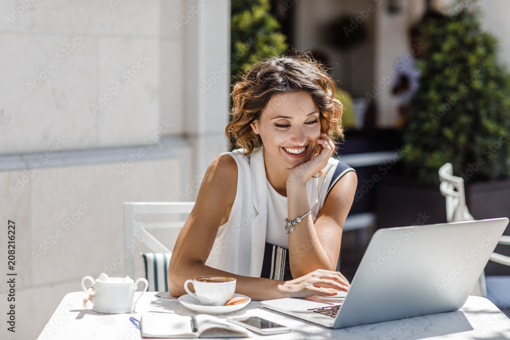 Obraz premium A Woman Freelancer Reading on Her Laptop