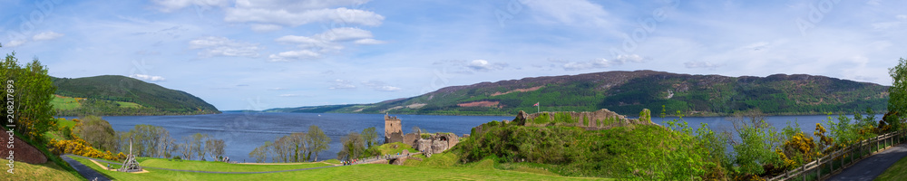 Panorama der Ruinen der Burg Urquhart am Loch Ness in Schottland