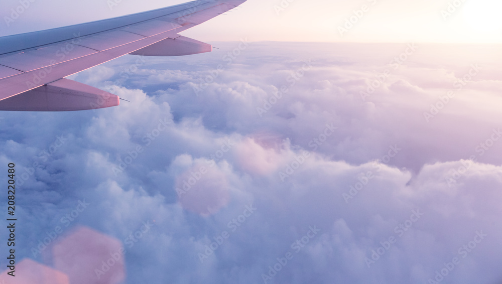 Obraz premium Niebo zachód słońca z okna samolotu