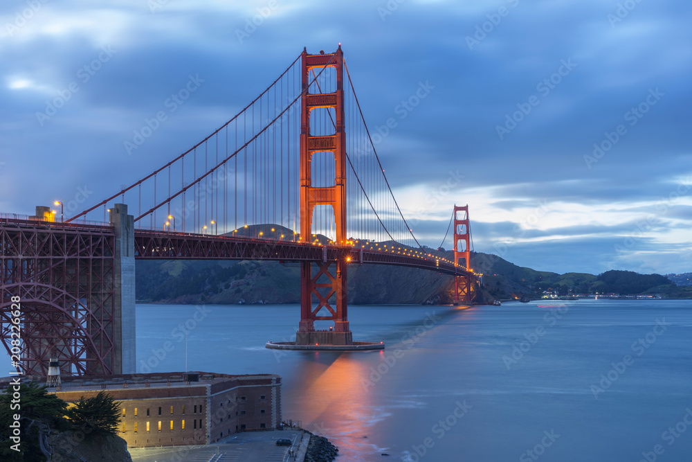 Fototapeta Golden Gate Bridge przy wieczór światłem, San Fransisco