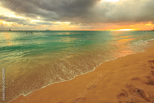 Fototapeta Naklejka Na Ścianę i Meble -  Twilight at Waikiki beach in Oahu. Waikiki beach is a beautiful place to enjoy the sunset over the ocean. Waikiki in South Shore, is the neighborhood of Honolulu and the most popular beach of Hawai.