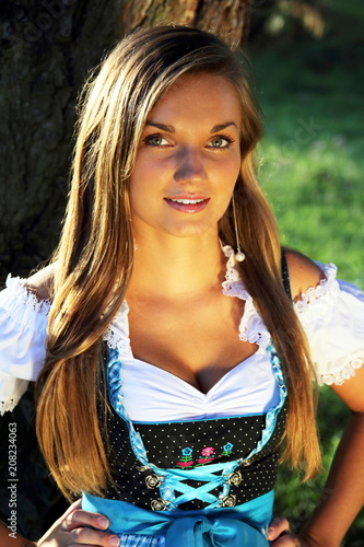 Hübsche Frau in bayrischer Tracht Dirndel photo