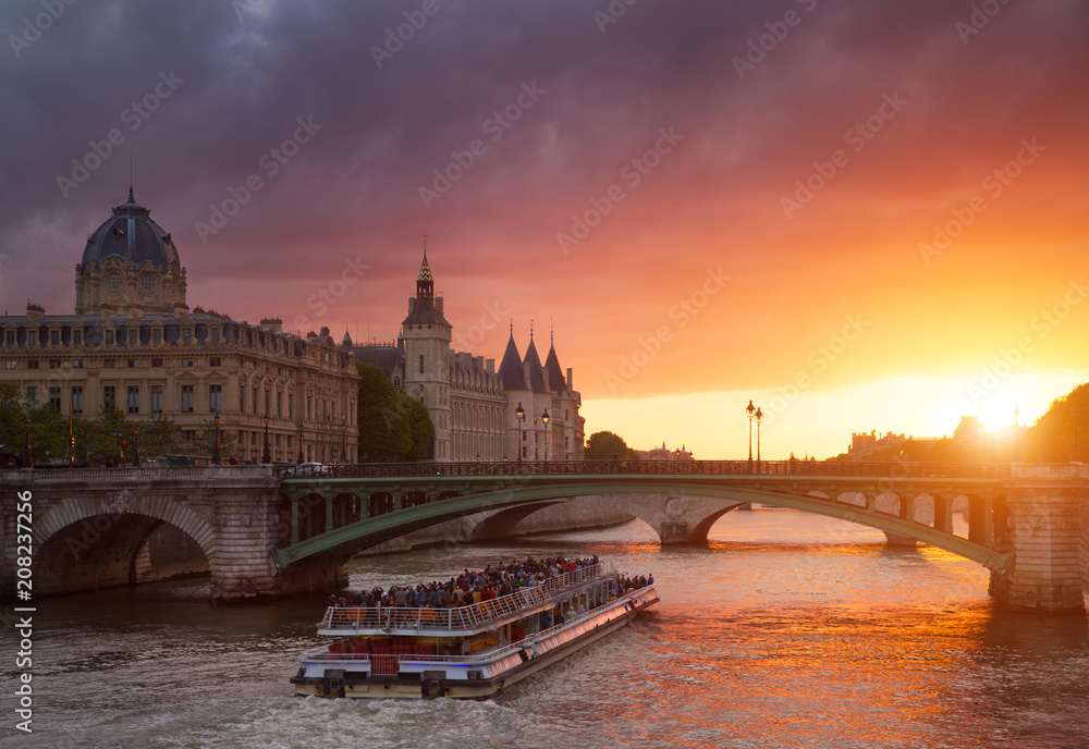 Naklejka premium Conciergerie Building in Paris, France at sunset