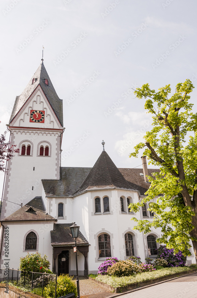 Obraz premium Winningen, Evangelische Kirche, Kirchturm, Weindorf, Mosel, Fachwerkhäusern, Altstadthäuser, historische Häuser, Weinberg, Rheinland-Pfalz, Sommer, Deutschland
