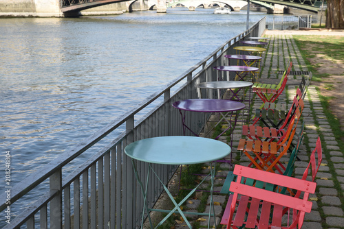 Tables colorées au bord de Seine à Paris, France