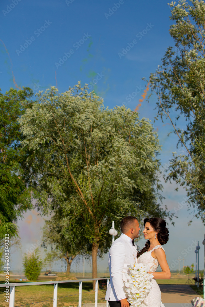 Fototapeta premium Romanic wedding couple posing in park