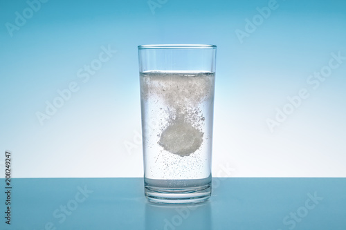 Brausetablette fällt in ein  Wasserglas