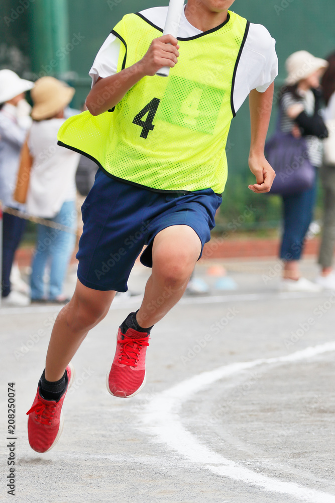 運動会で走る少年