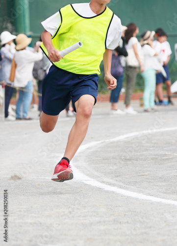 運動会で走る少年