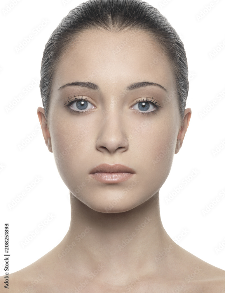 Fototapeta premium beautiful brunette woman with clean face and beautiful eyes