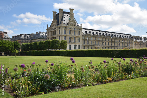 Jardin des Tuileries et Louvre à Paris, France photo