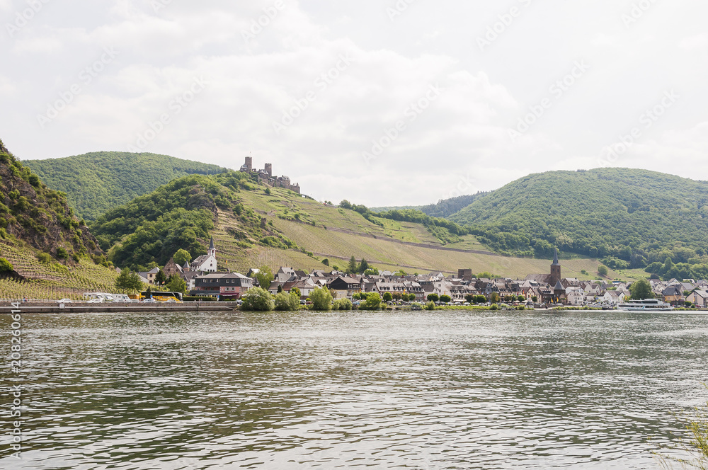 Alken, Burg, Thurant, Mosel, Weinberg, alkener Burgberg, Fluss, Flussfahrt, Schifffahrt, Rheinland-Pfalz, Untermosel, Frühling, Deutschland Alken, Burg, Thurant, Mosel, Weinberg, alkener Burgberg, Fluss, Flussfahrt, Schifffahrt, Rheinland-Pfalz, Untermosel, Frühling, Deutschland