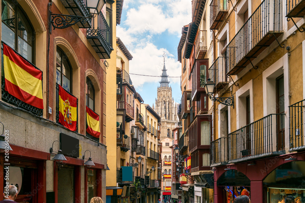 Obraz premium Many tourist sightseeing ancient city Toledo in Castilla la Mancha with Santa Iglesia Catedral.