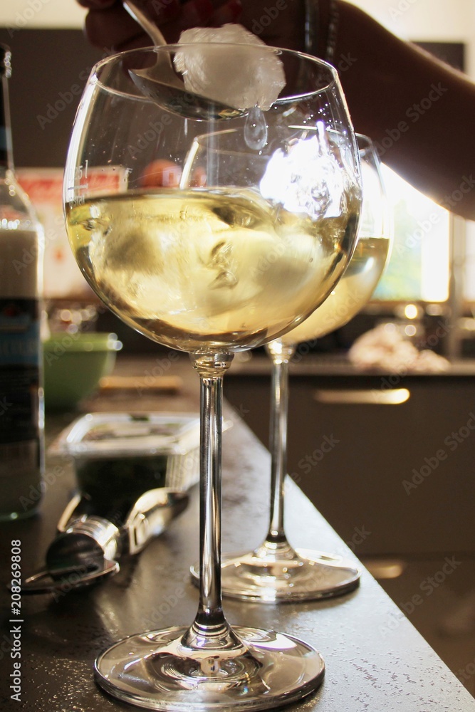 Wein mit Eiswürfel Stock-Foto | Adobe Stock