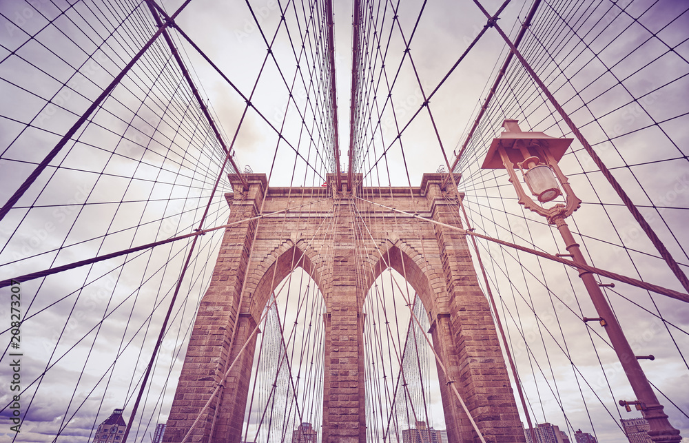 Fototapeta Patrząc w górę na Brooklyn Bridge, stonowany kolor obrazu, Nowy Jork, USA.