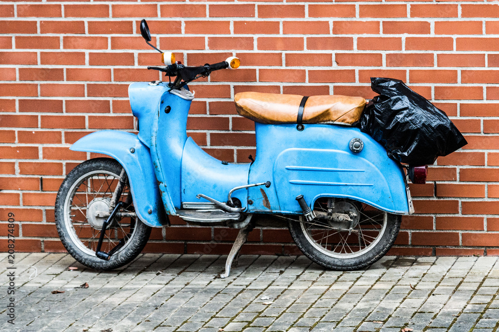 Altes, blaues DDR-Motorrad