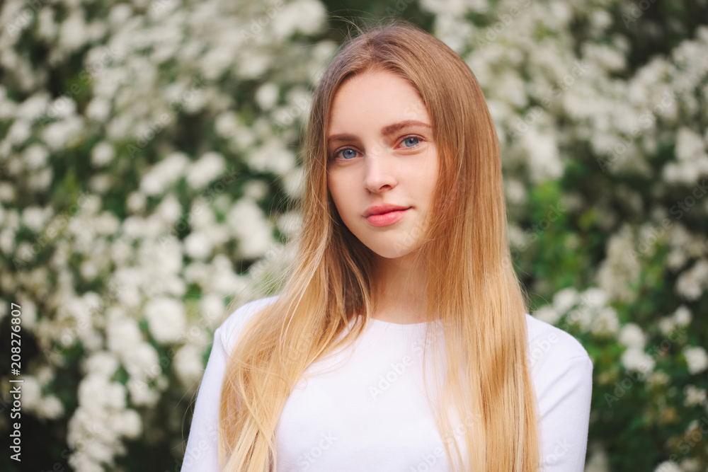 Naklejka premium beautiful blonde girl on the street