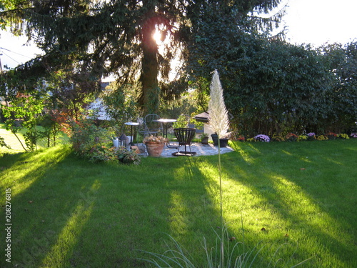 Gartenanlage bei untergehender Sonne
