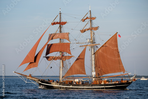 D, Ostsee, Warnemünde, Hanse-Sail, Tall Ships, Großsegeler vor Warnemünde mit roten Segeln