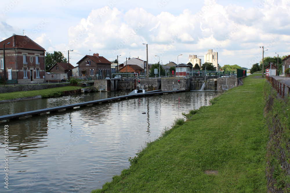 canal de chauny et son écluse
