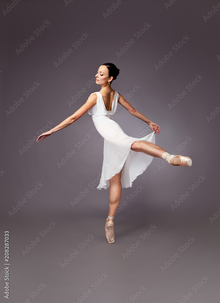 elegante Ballet-Tänzerin auf grauem Hintergrund