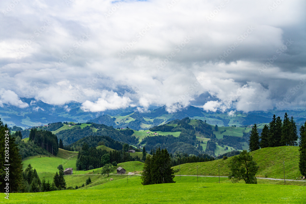 paisaje alpes suizos con nubes 