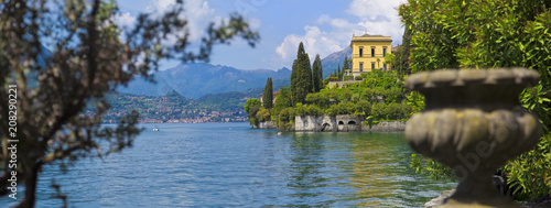 Blick vom Park der Villa Monastero auf die Villa Cipressi am Comer See photo