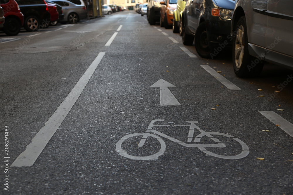 Obraz premium fahrrad weg auf der strasse in wien