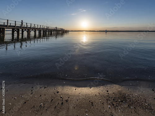 Sandstrand und Schiffanleger bei Sonnenuntergang © Kostas Koufogiorgos