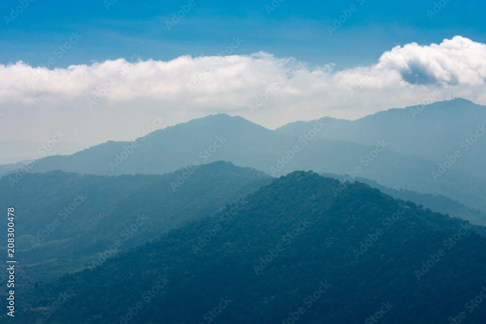 Obraz premium Tropical green mountains at morning in fog