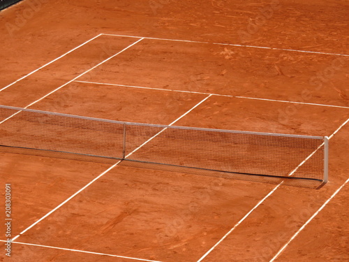 Court de tennis en terre battue, à Roland Garros, Paris (France) © Florence Piot