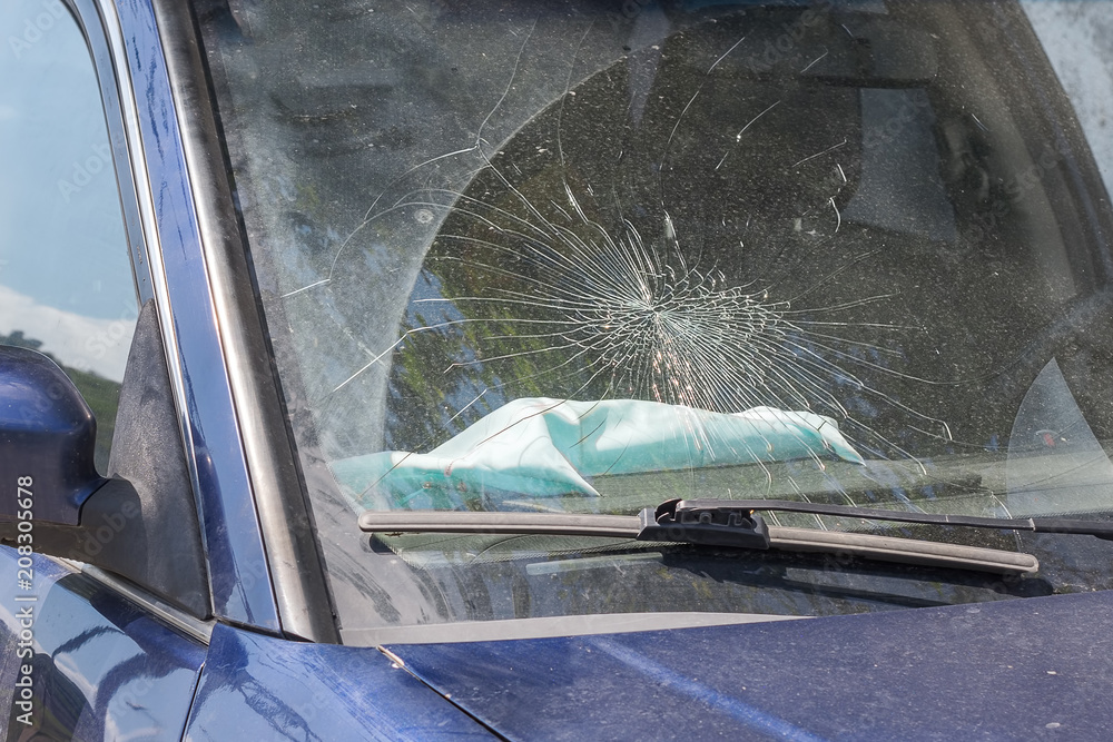 Obraz premium Broken car glass