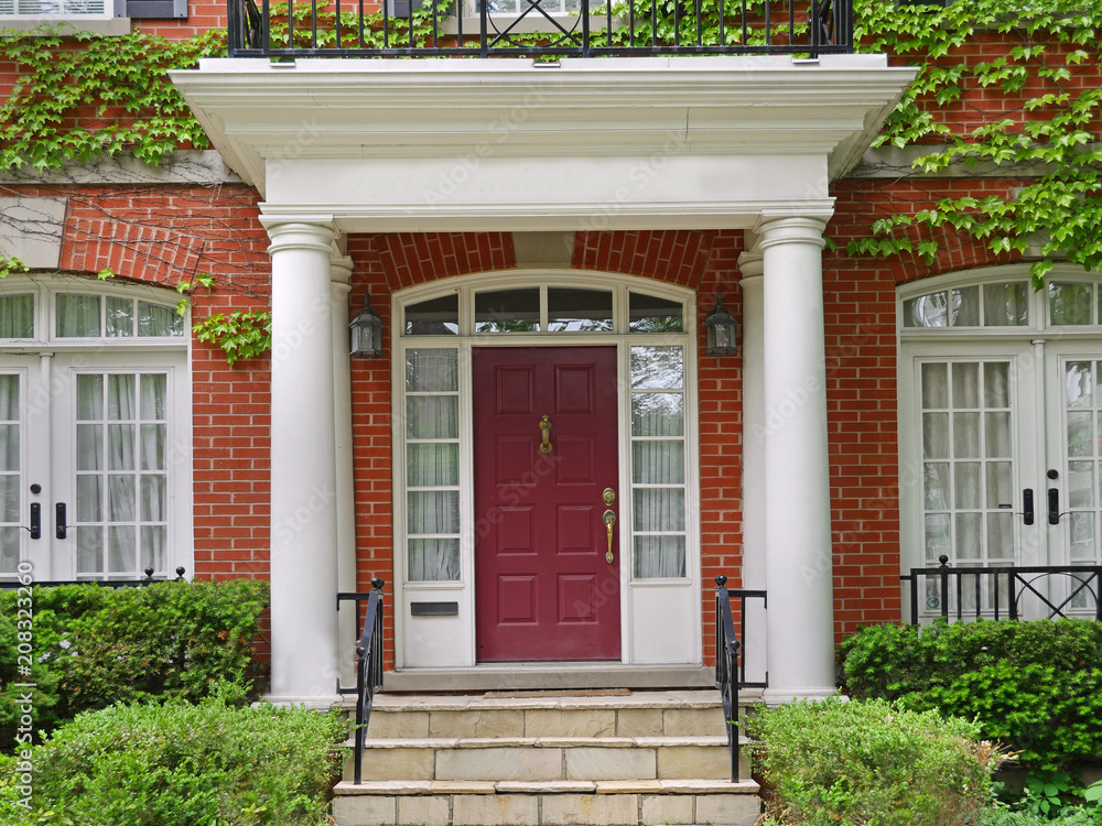 Obraz premium Vine covered house with portico entrance