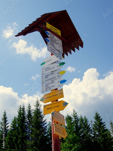 Kierunki szlaków na rozdrożu, na Polanie w polskich górach Karkonoszach, w paśmie Sudetów photo