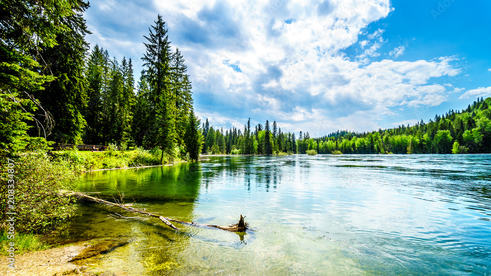 Obraz premium Jezioro Clearwater w Wells Gray Provincial Park, Kolumbia Brytyjska, Kanada. Jezioro znajduje się wysoko w górach Cariboo i zasila rzekę Clearwater, a następnie rzekę Thompson