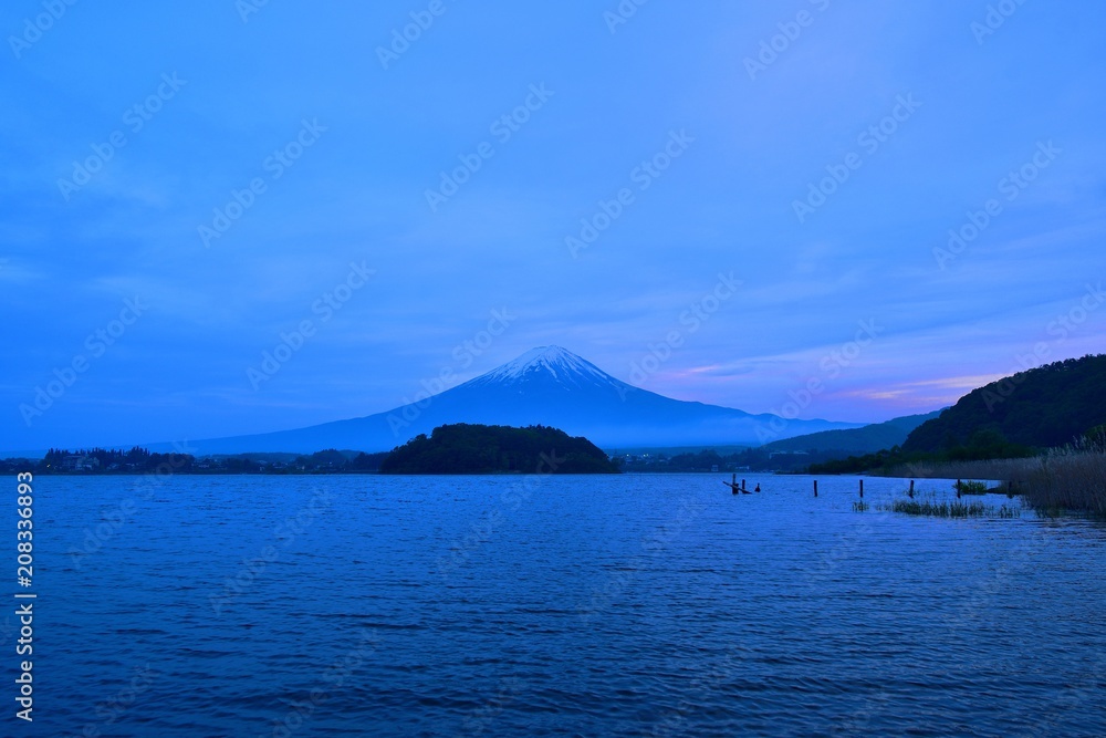 茜色に染まる西の空と富士山